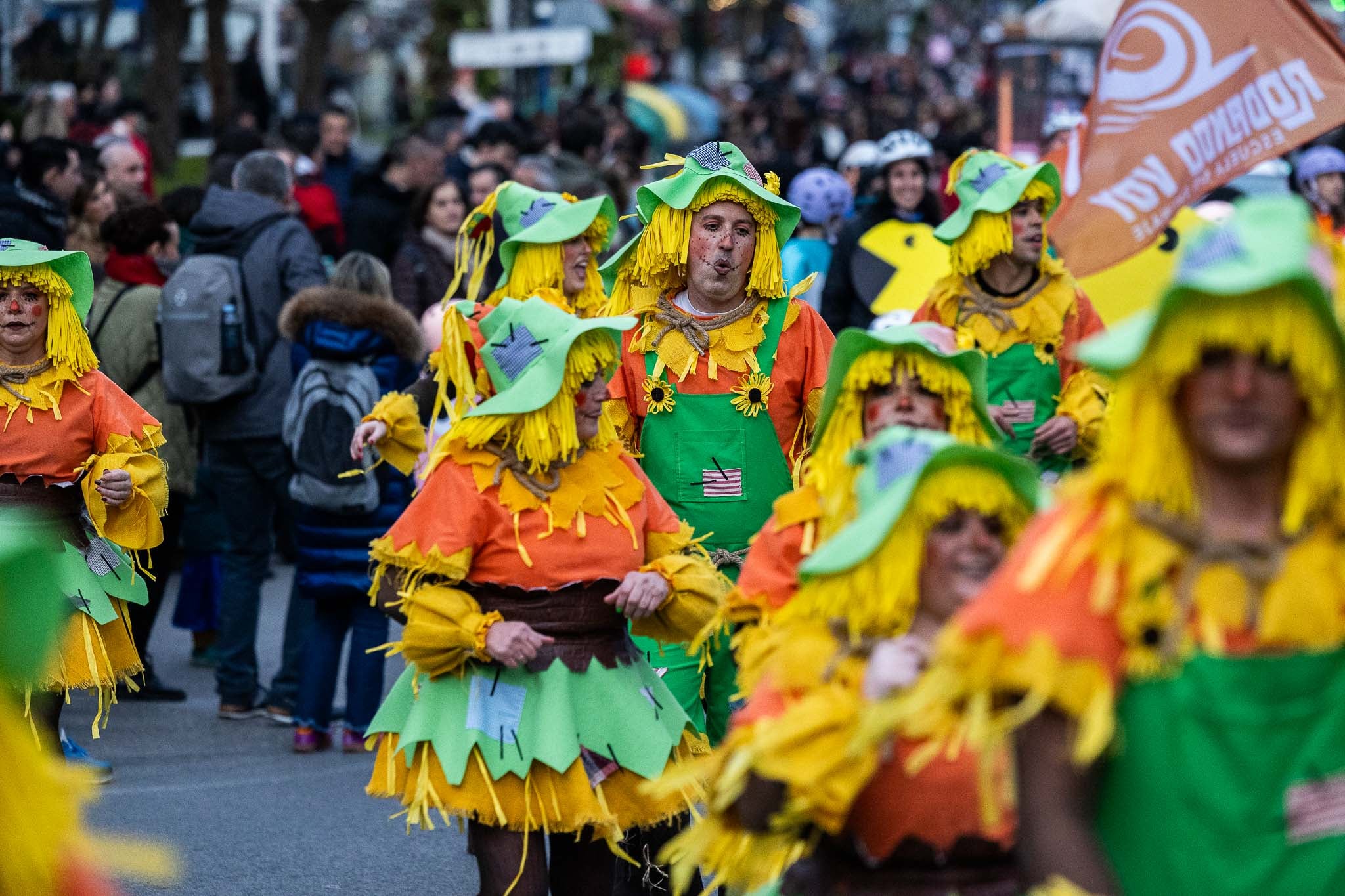 Una marea de espantapájaros.