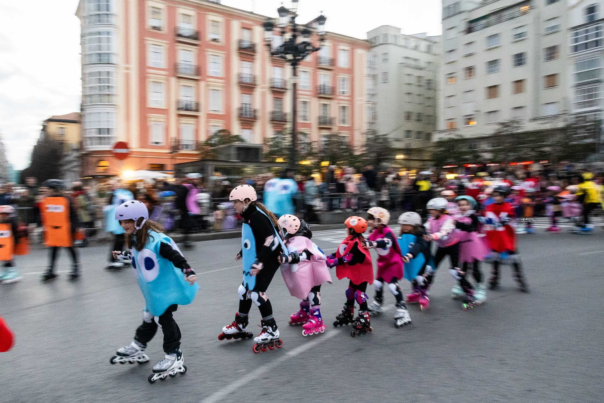 Un grupo de pequeños hizo un trenecito de patines. 