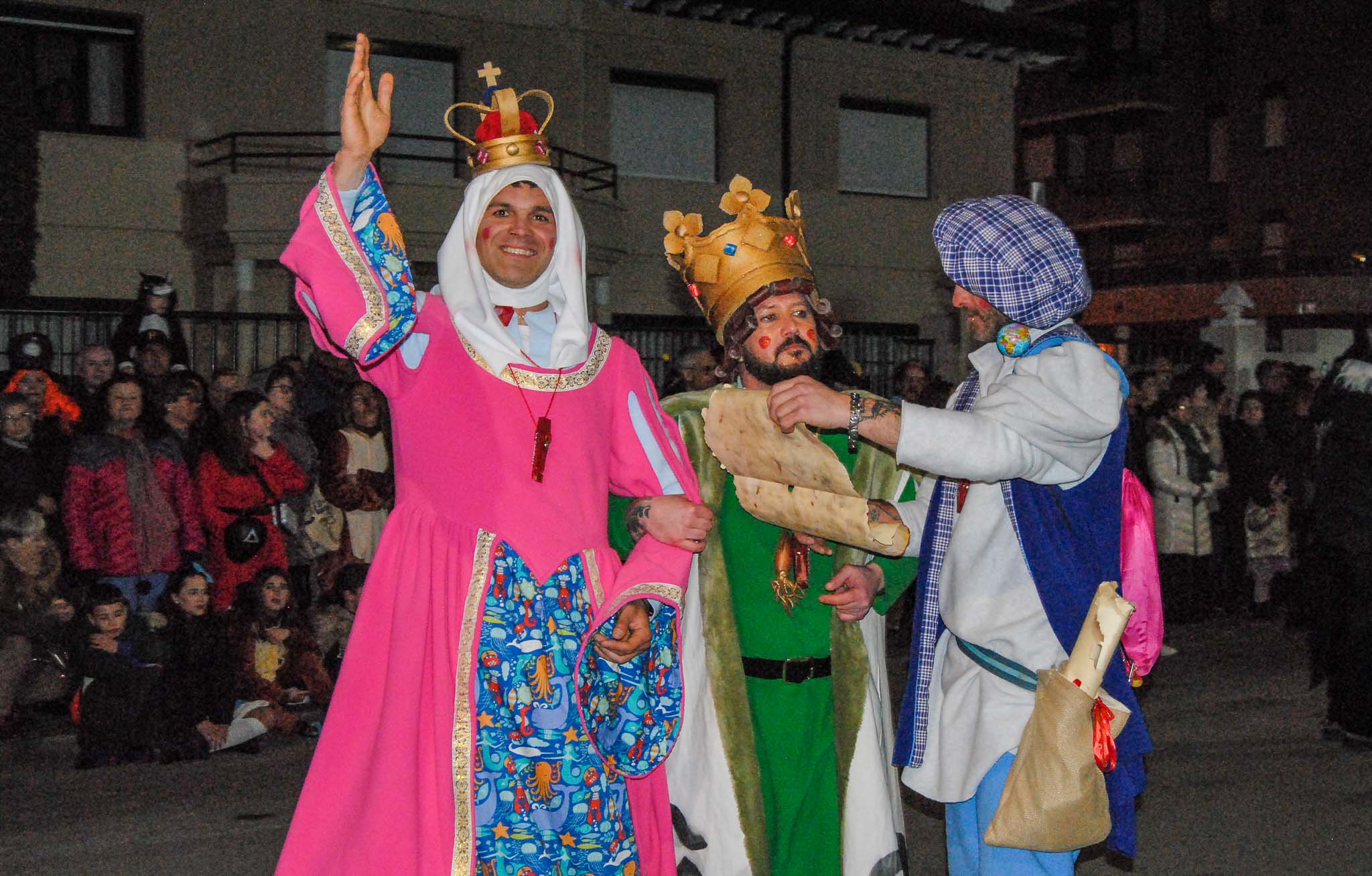 Integrantes de la murga callejera El Descubrimiento de Latiñoamérica.