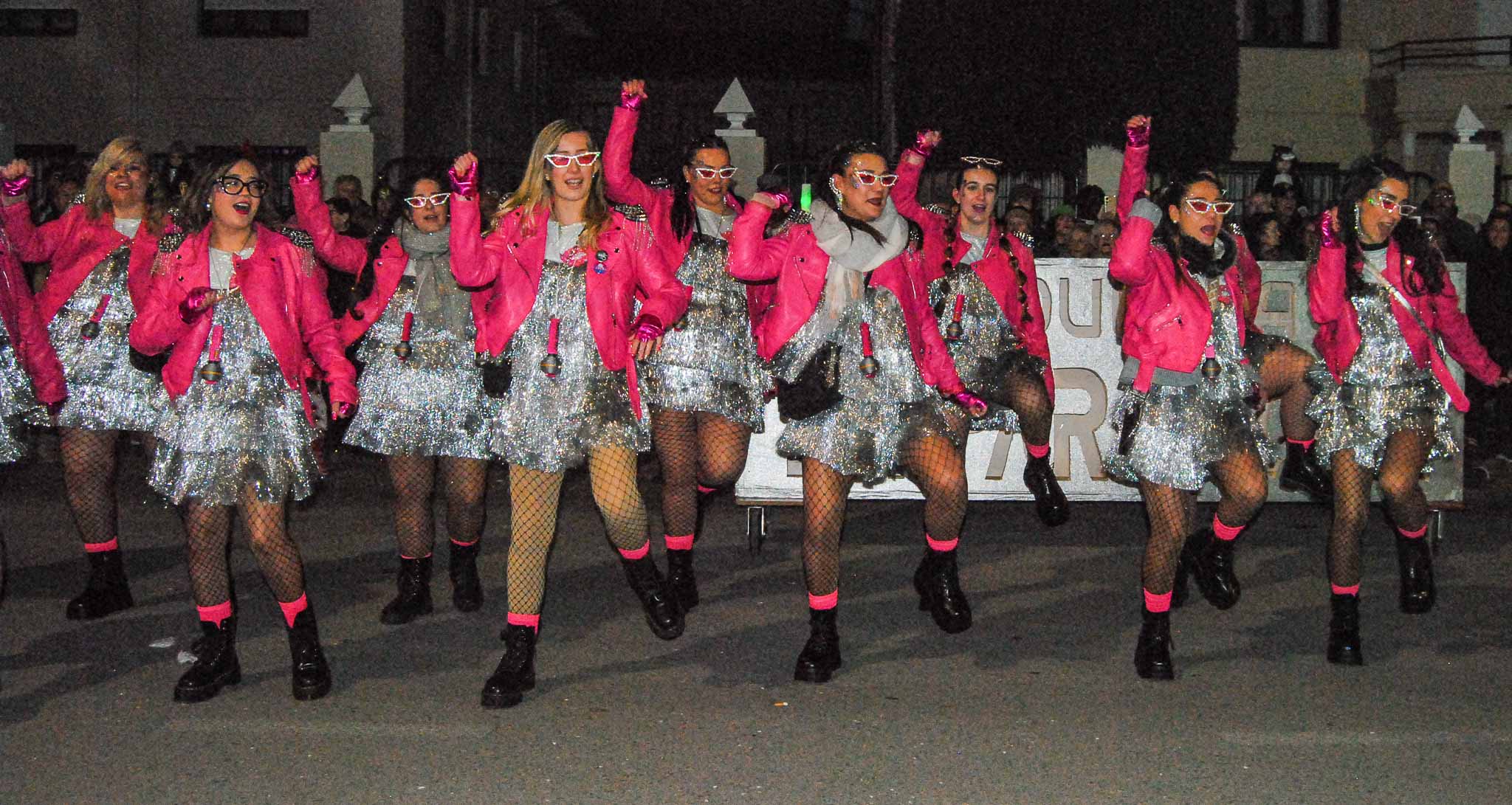 Las Niñas con sus bailarinas de la orquesta Paranoia