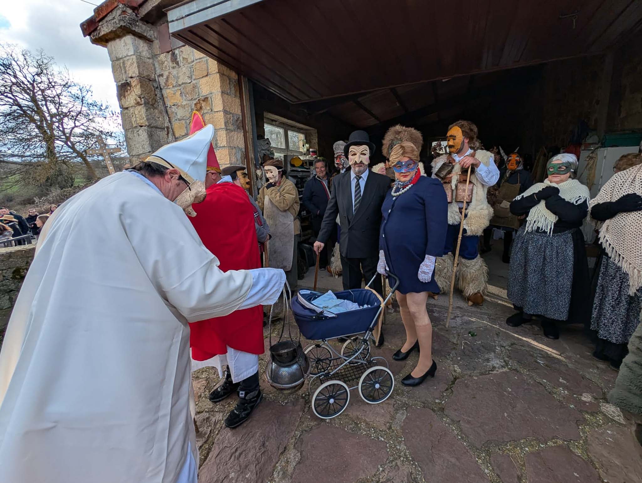 El clero y la señora con el carrito son otros de los personajes típicos de la mascarada. 