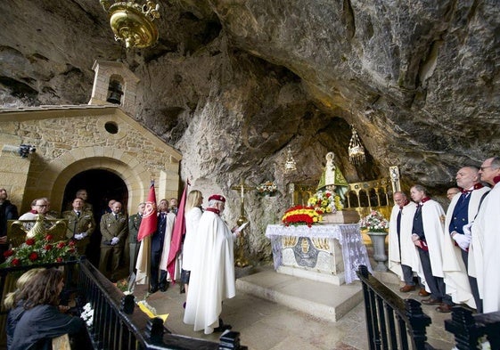 Un momento de la ofrenda floral a la 'Santina' con el hermano mayor de la Hermandad y la directora de la Fundación del Camino Lebaniego.