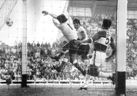 Aitor Aguirre marca el primer gol al Elche en el partido de 1975 con los cordones de luto atados a su manga.