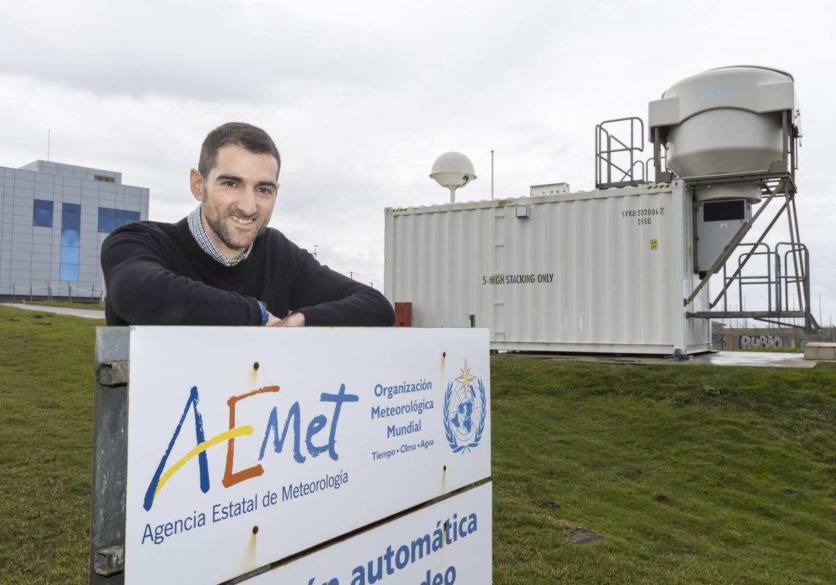 Sergio Fernández, junto a la estación automática de radiosondeo meteorológico con el centro territorial al fondo.