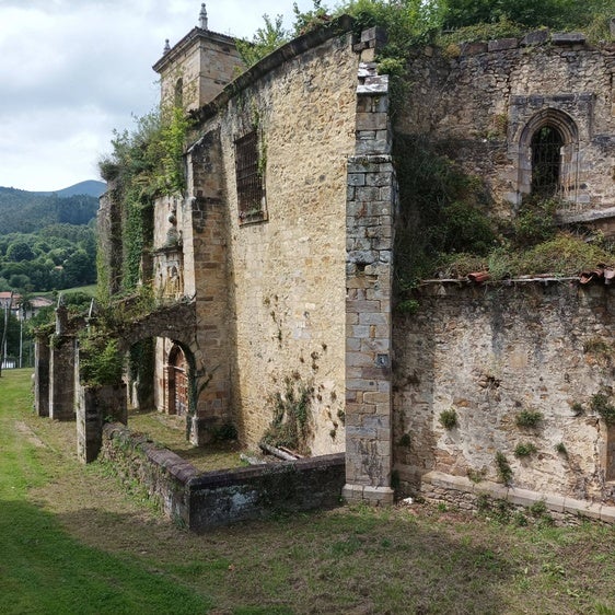 Portalada neoclásica de la iglesia renacentista que en otras vidas fue un templo de origen medieval vinculado a la historia de la zona.