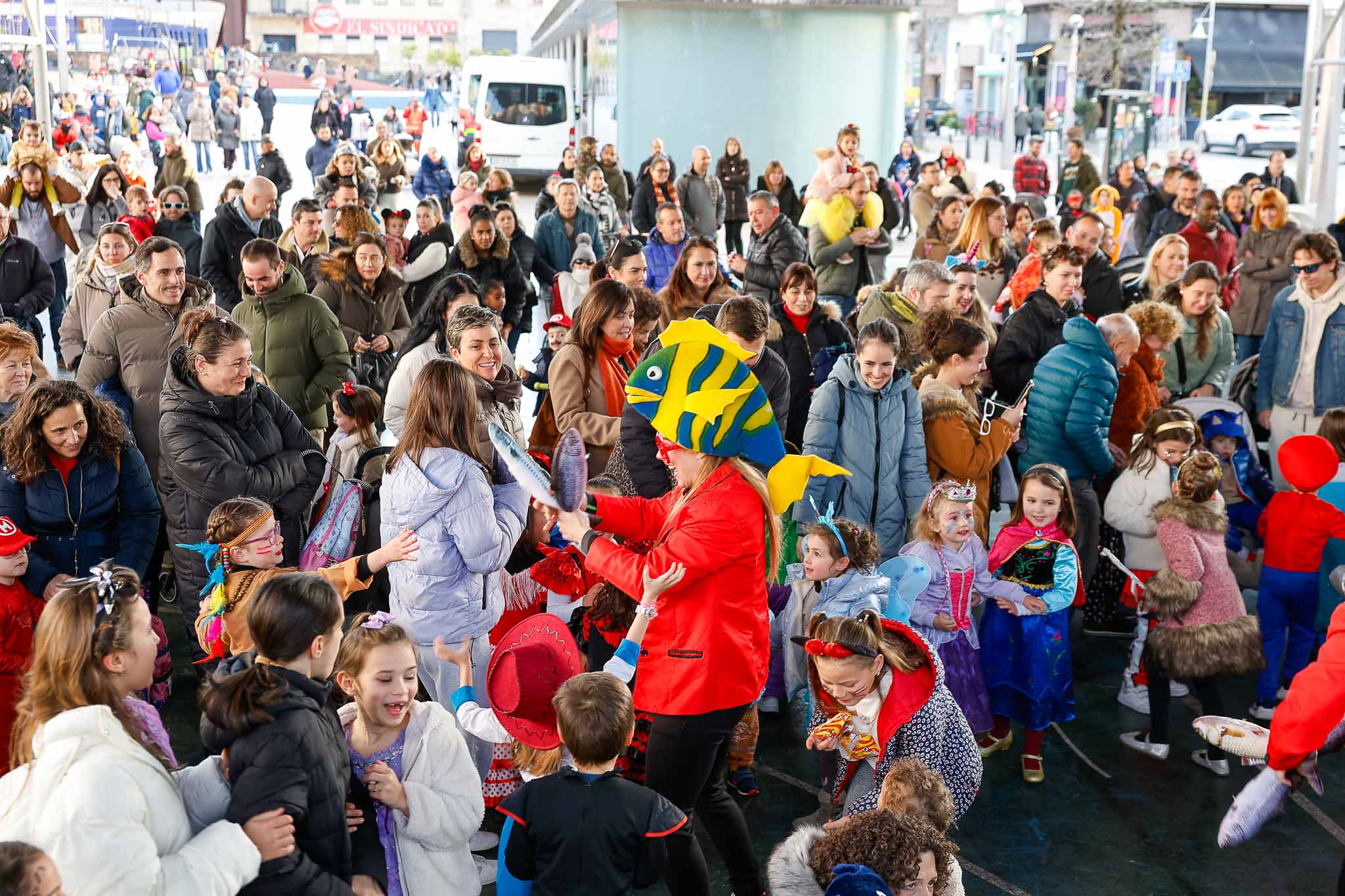 Familias y pequeños se divirtieron con el espectáculo de Almozandia Teatro.