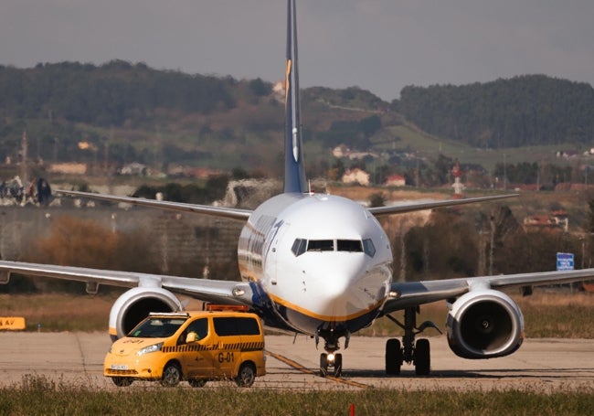 El avión de Ryanair, nada más tomar tierra.