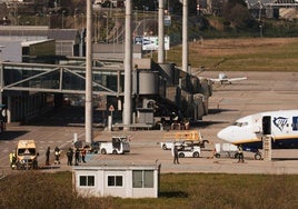 El avión, recién aterrizado, con la ambulancia preparada para el traslado del herido.