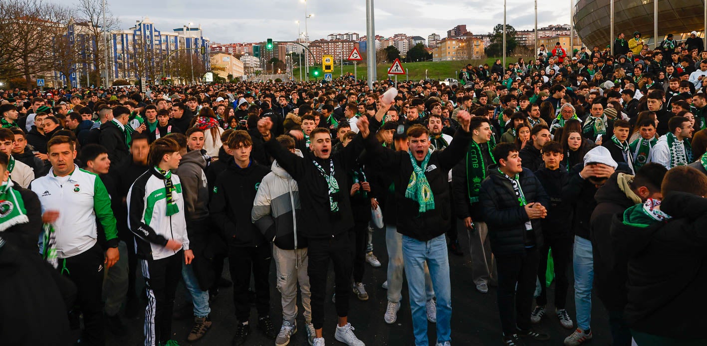 Los aficionados, apiñados junto al Palacio de los Deportes.