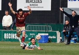 Íñigo López cae al suelo tras una acción con un jugador del Pontevedra