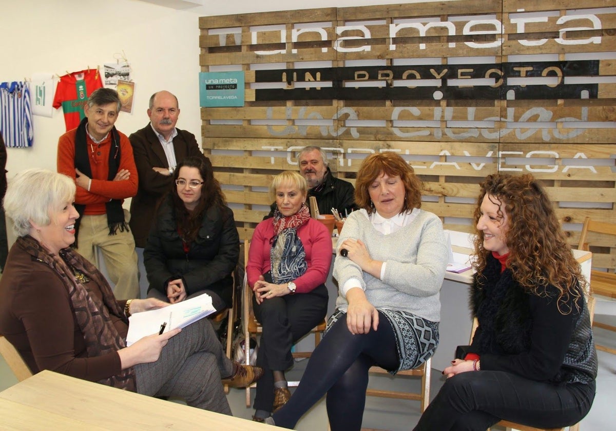 Blanca Rosa Gómez Morante (izquierda), charla con miembros de Torrelavega Sí, en 2015, recién fundado el partido político.