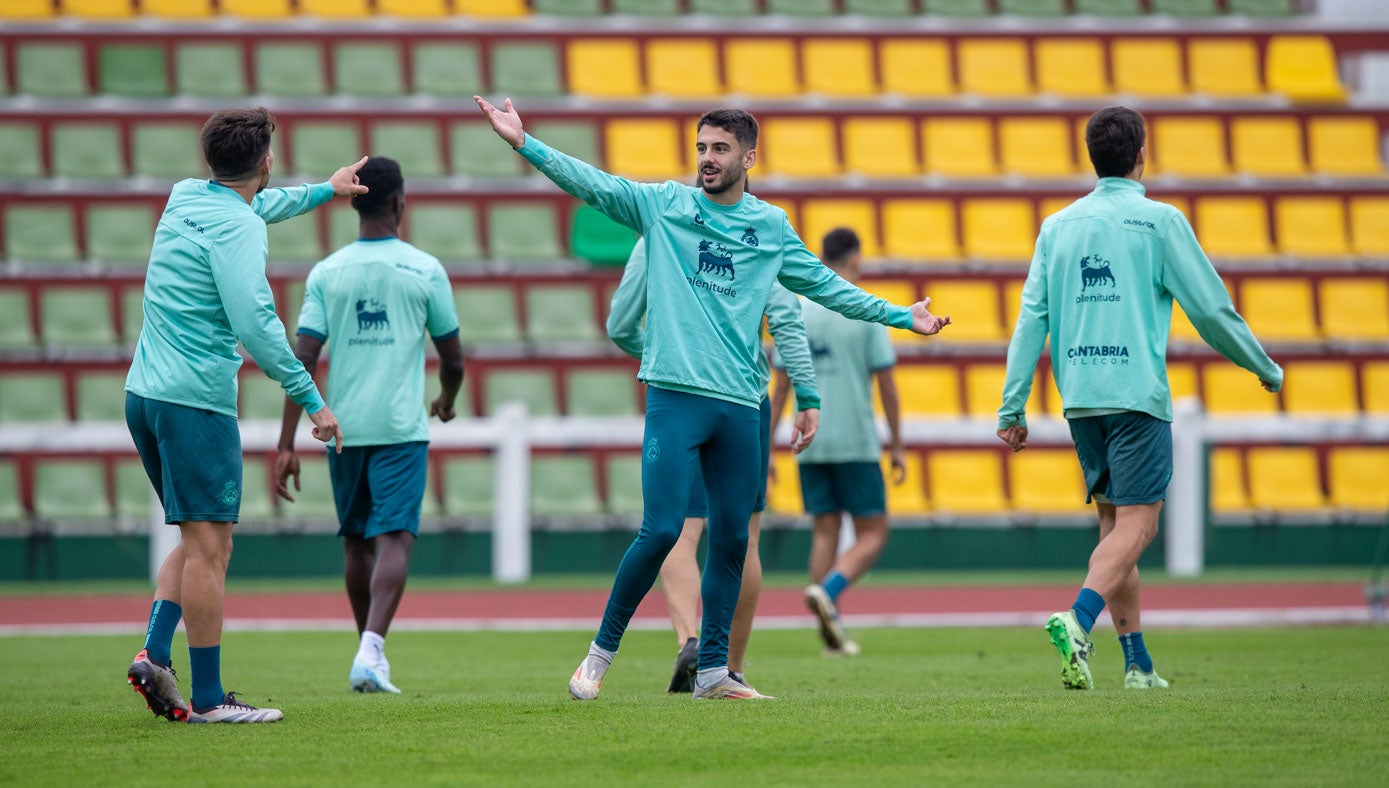 Andrés Martín, en el centro, durante un entrenamiento con el Racing 