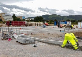 Labores de urbanización en la zona del Valle en Torrelavega, donde también se ubicará una de estas promociones públicas.