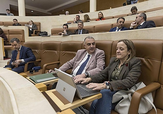 Los populares Martínez Abad, Roberto Media e Isabel Urrutia, en la sesión plenaria de de este lunes