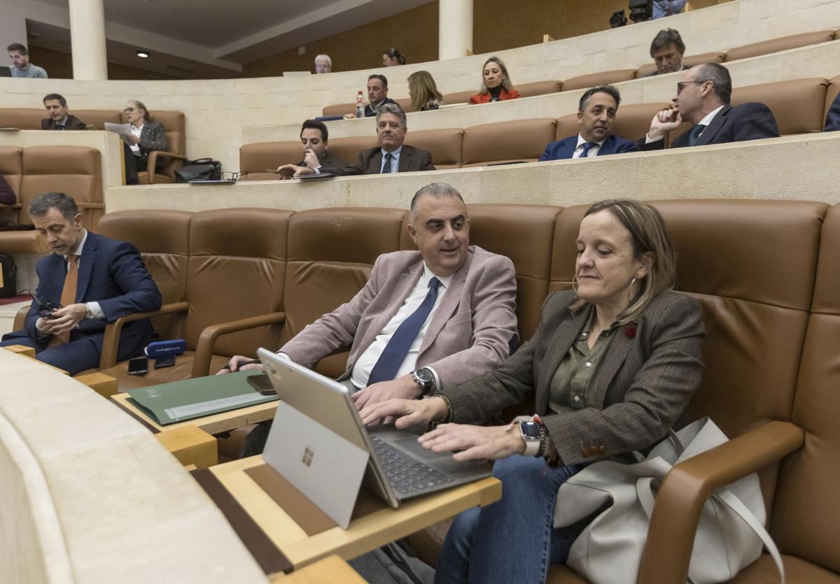 Los populares Martínez Abad, Roberto Media e Isabel Urrutia, en la sesión plenaria de de este lunes
