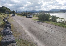 Tramo de la carretera de Montehano que queda por asfaltar.