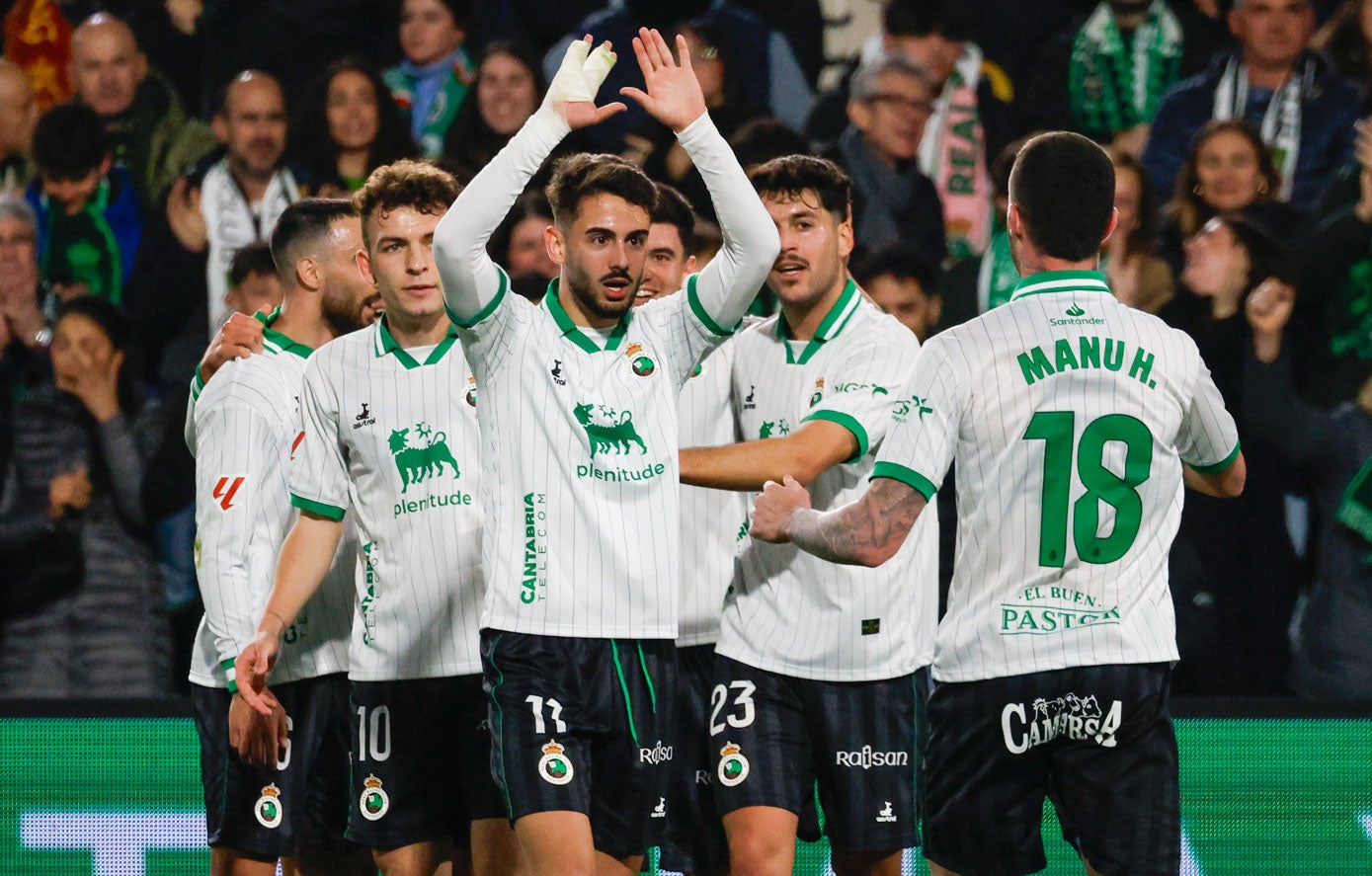Andrés Martín celebra con sus compañeros el gol de Arana en el partido ante el Elche