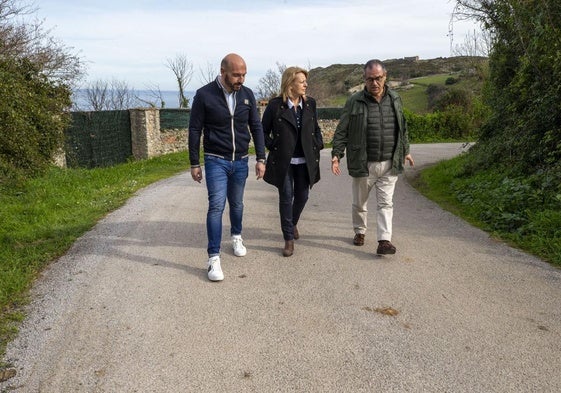 La consejera de Desarrollo Rural, María Jesús Susinos, visita el camino junto al alcalde de Laredo, Miguel González, y el concejal de Obras, Benito Ortiz.