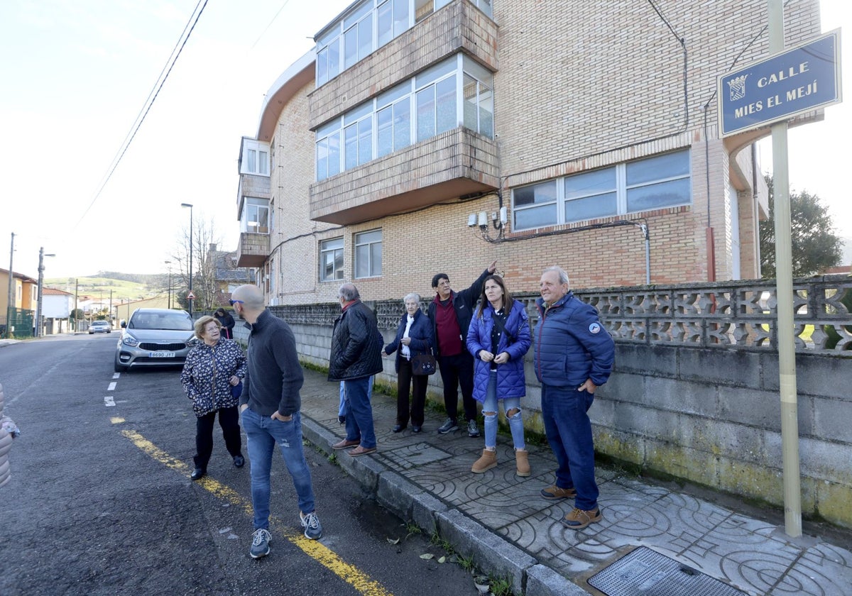 Vecinos charlan junto a una de las nuevas placas colocas por el Consistorio, a comienzos de febrero, en Tanos.