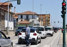 Un vecino cruza la Avenida de Solvay (Barreda), una de las vías con mayor tránsito de vehículos.