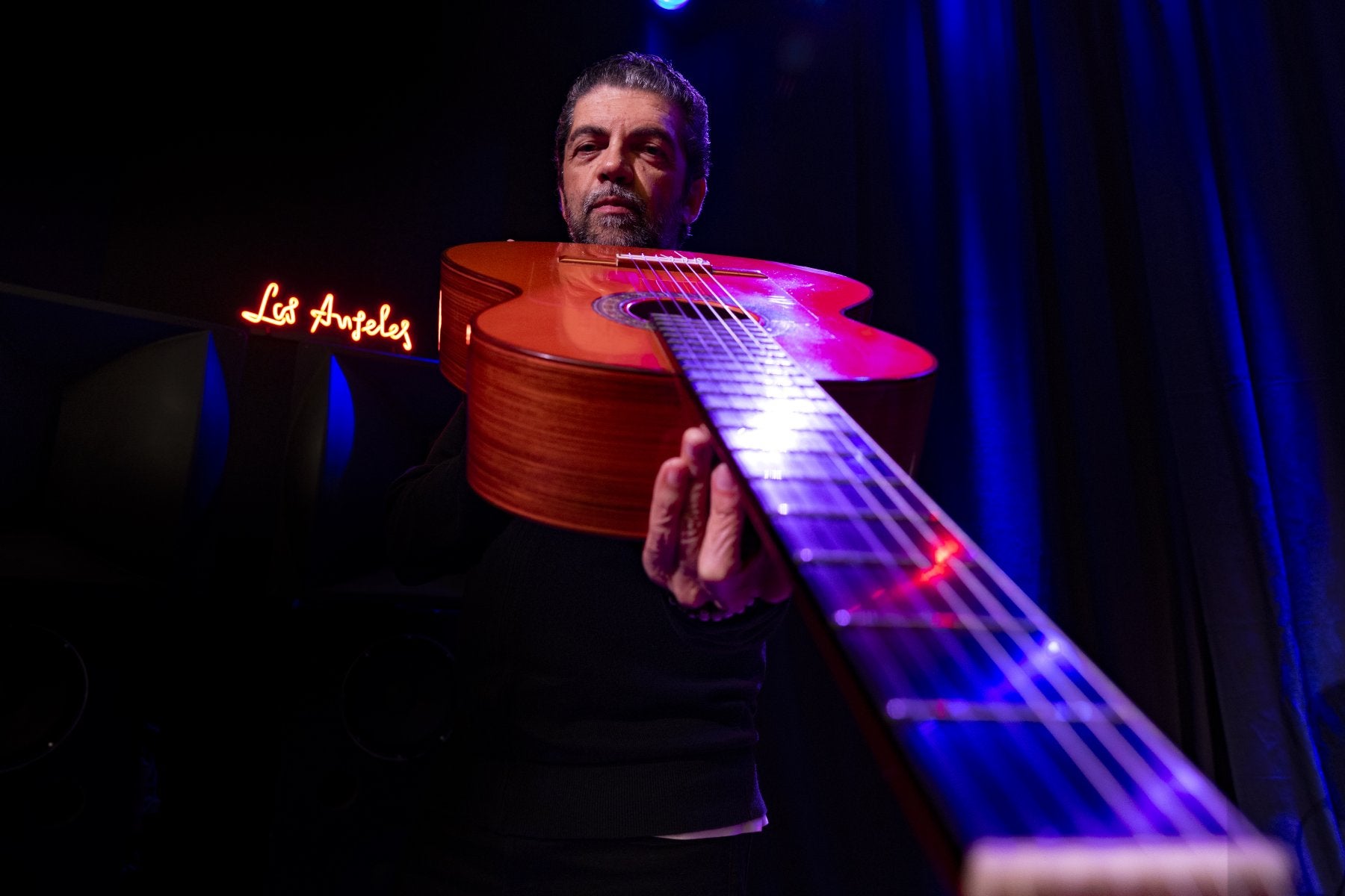 José Carlos Gómez, con su guitarra, en el cine Los Ángeles de Santander, donde el sábado ofrecerá dos conciertos.