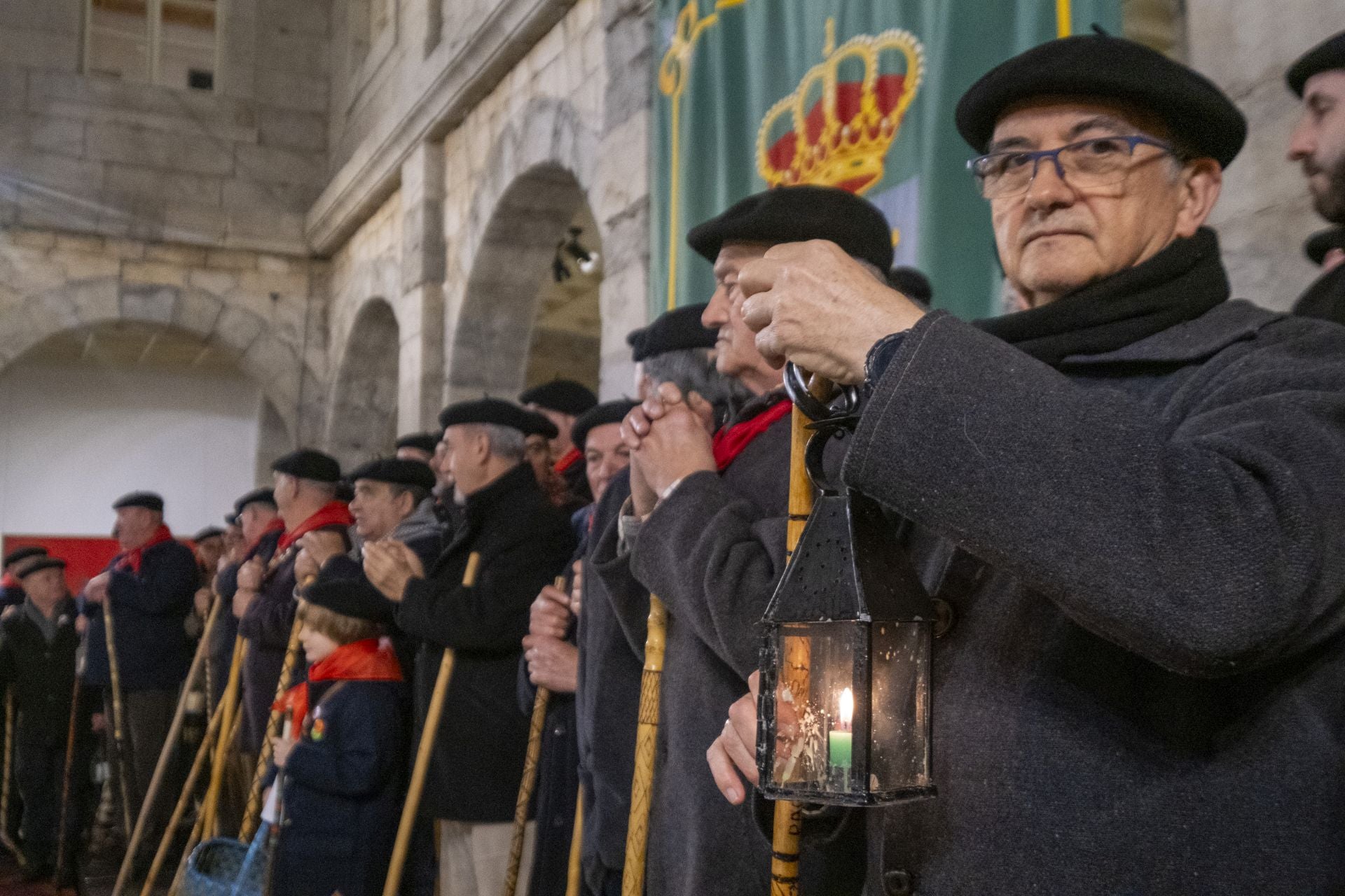 La Ronda Marcera de Torrelavega, ya en el escenario del patio del Parlamento de Cantabria, a punto de cantar las marzas.