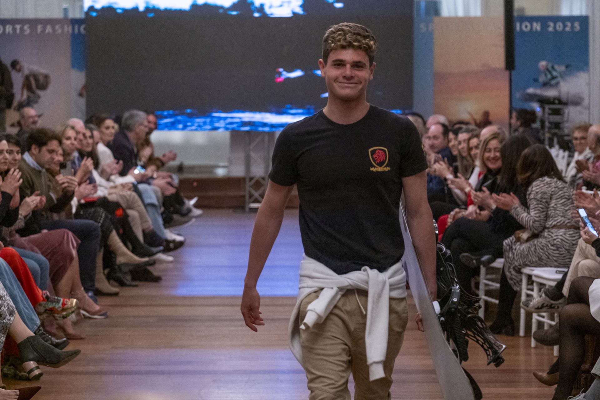 Uno de los jóvenes que ha participado en el desfile con una tabla de snow.