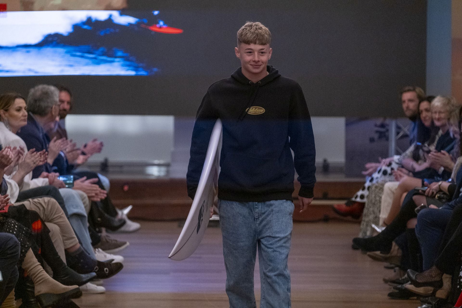 Uno de los jóvenes surfistas que ha participado en el desfile a favor de la Fundación Lovaas, dedicados al tratamiento de niños dentro del espectro autista (TEA).