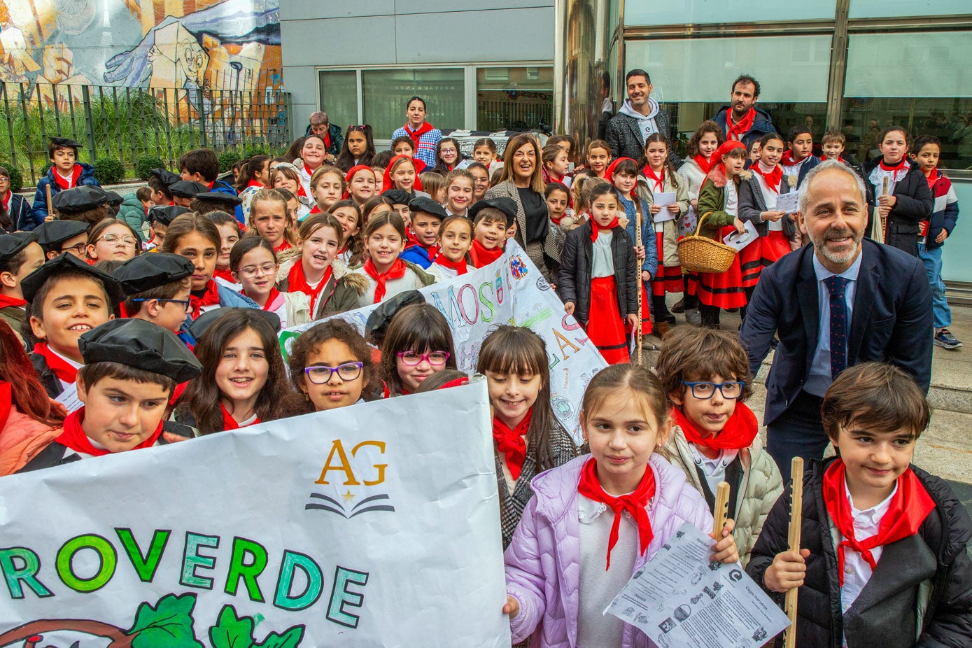 Los alumnos, de tercero y cuarto de Primaria del Colegio Castroverde, son recibidos en la sede del Gobierno regional por la presidenta del Gobierno de Cantabria, María José Sáenz de Buruaga, y los consejeros de Educación, Sergio Silva, y de Presidencia, Isabel Urrutia, respectivamente.