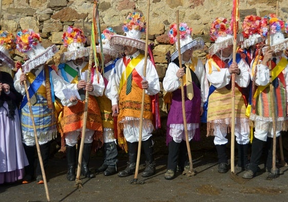 Los Zamarrones blancos con sus espectaculares sombreros son uno de los grandes protagonistas de esta fiesta.