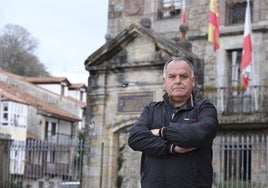 El alcalde en el Ayuntamiento de Cabezón de la Sal, Víctor Manuel Reinoso (PRC), delante del edificio consistorial.