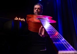 José Carlos Gómez, con su guitarra, en el cine Los Ángeles de Santander, donde el sábado ofrecerá dos conciertos.