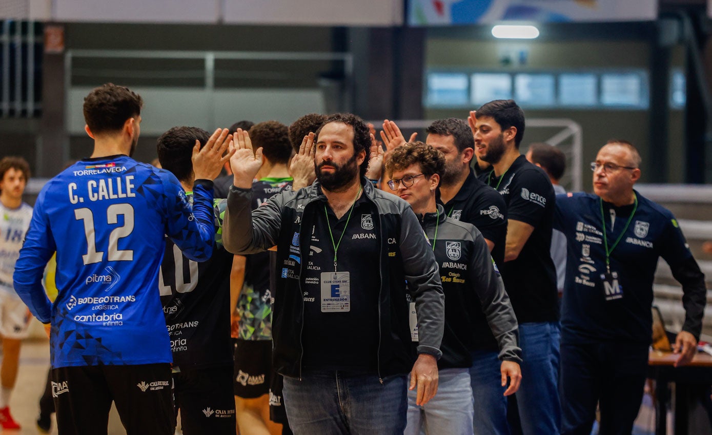 Jugadores y técnicos de ambos equipos se saludan antes del encuentro. 