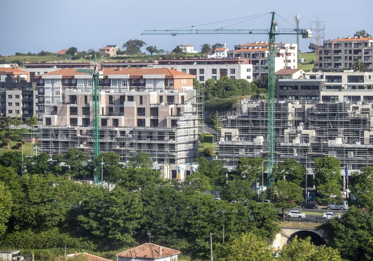 Varios edificios en construcción en el entorno de la S-20, en Santander.