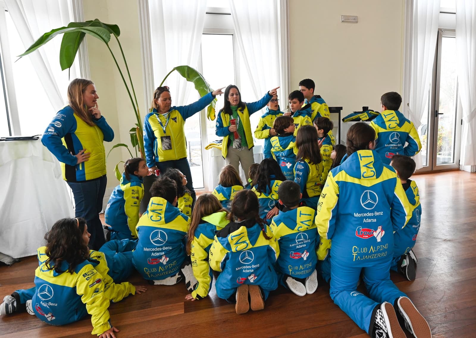 Niños del Club Alpino Tajahierro que participaron en el desfile.