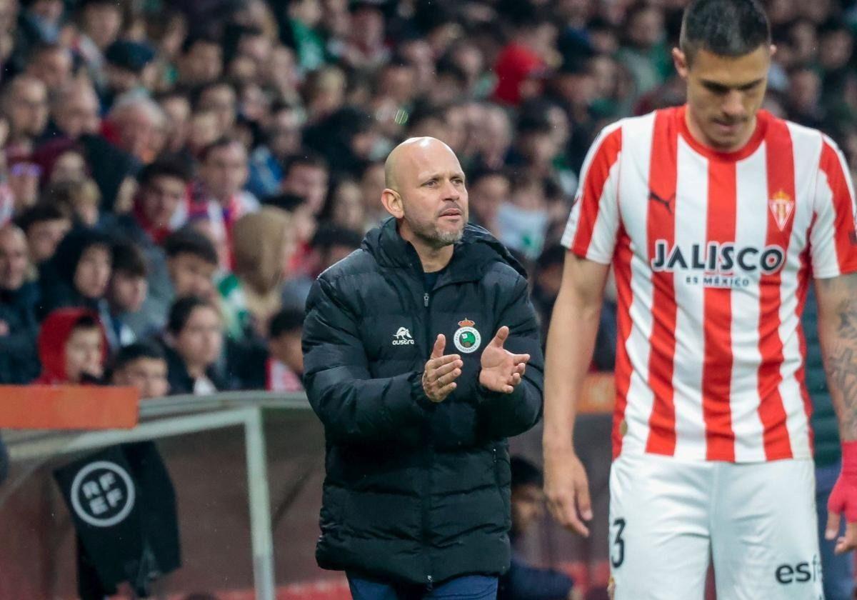 José Alberto, en la visita del Racing a El Molinón el año pasado.