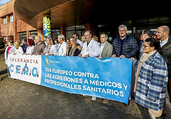 Concentración celebrada en Sierrallana, con motivo del Día Europeo contra las agresiones a personal sanitario, en 2024.