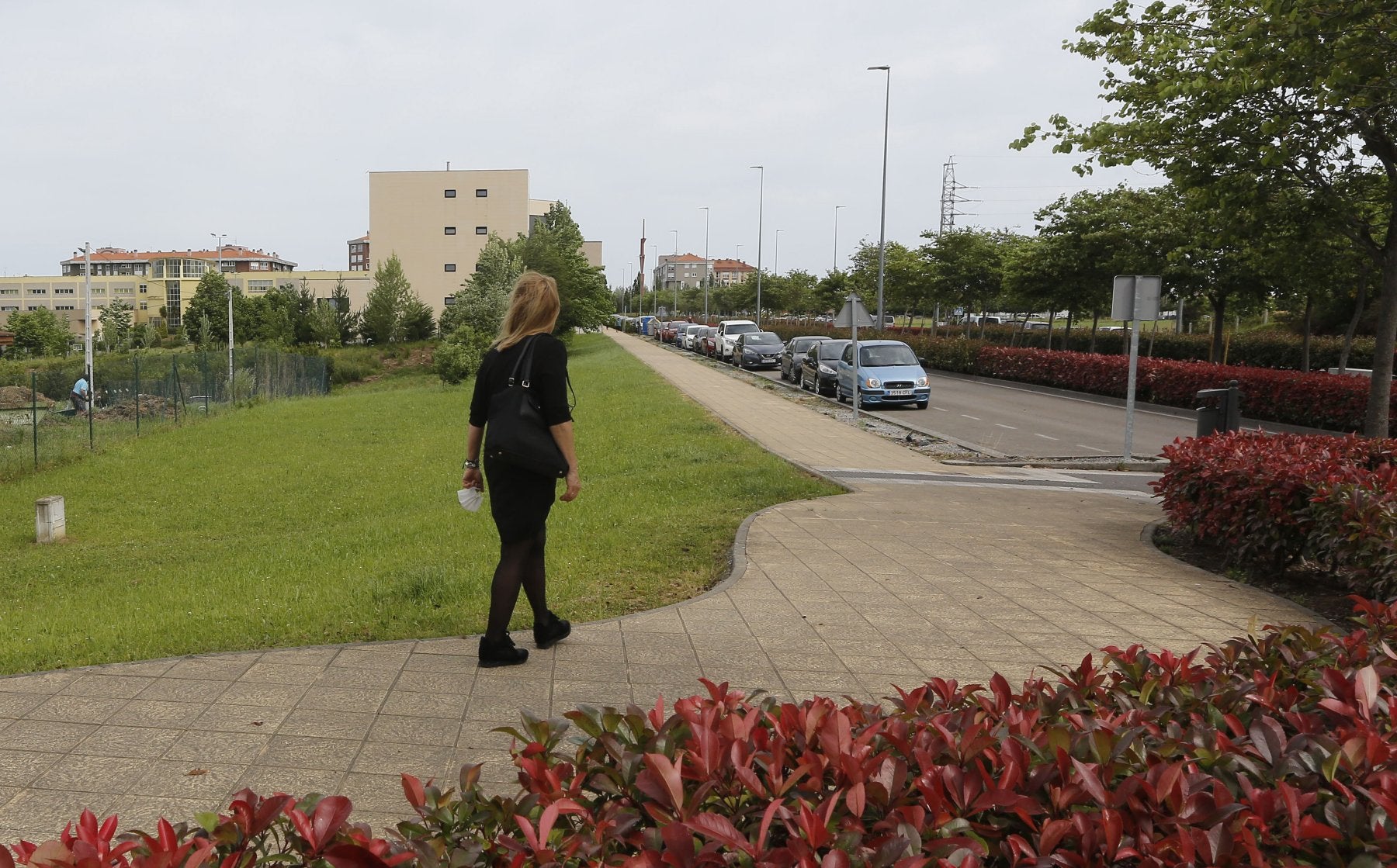 Una vecina camina junto a la finca donde se proyecta el edificio multiusos del Pctcan.