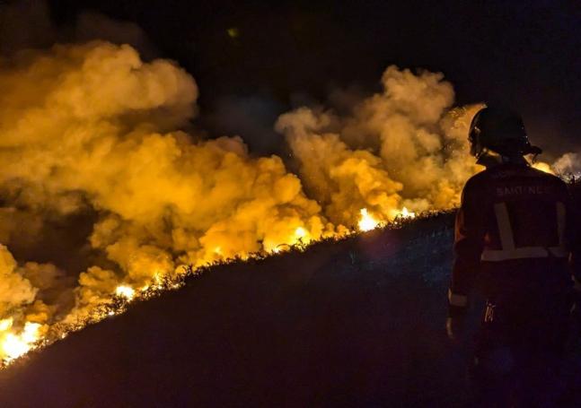 Un bombero de Santander, esta madrugada en el incendio registrado al lado de los acantilados del Faro de Cabo Mayor.