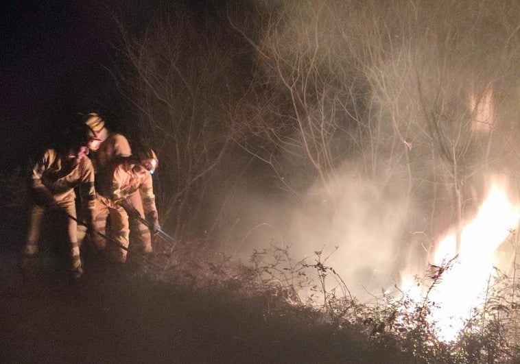 Labores de extinción desarrolladas esta noche en un incendio registrado en el Monte Aa.