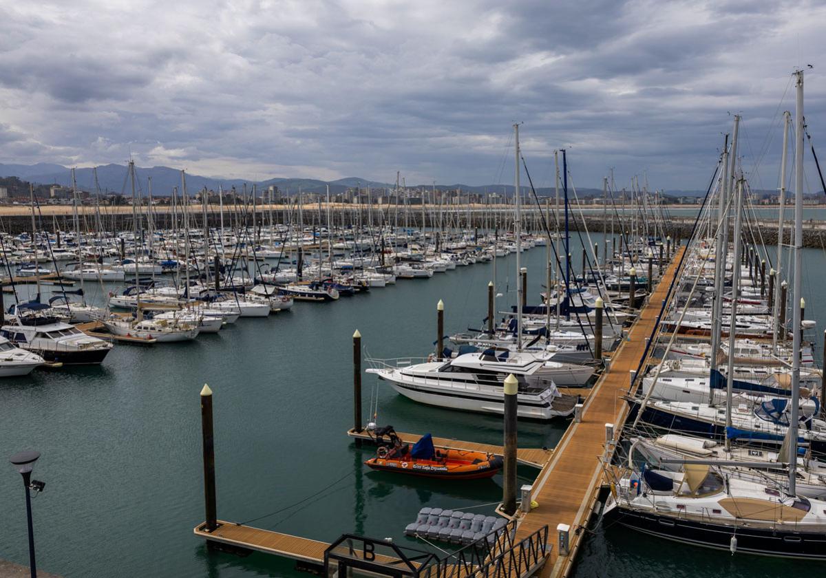 El puerto deportivo de Laredo, lleno de barcos