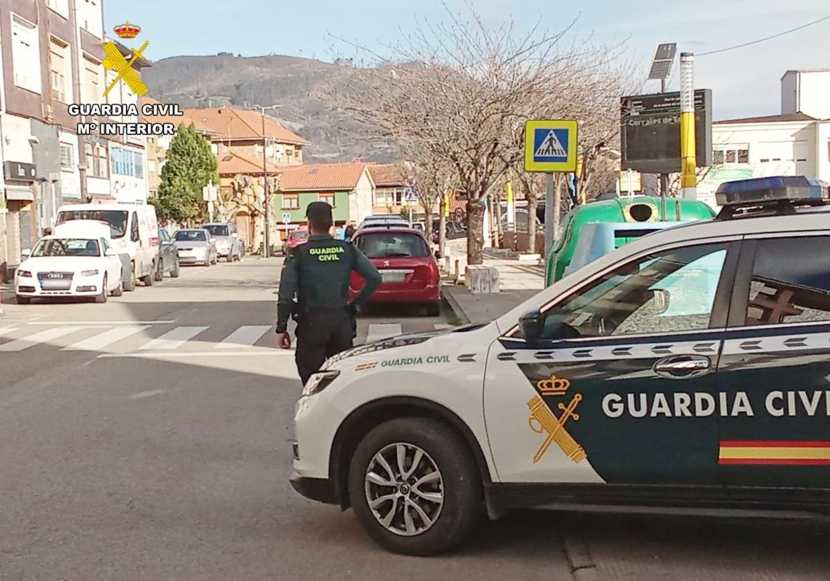 Una patrulla, en una calle de Los Corrales.