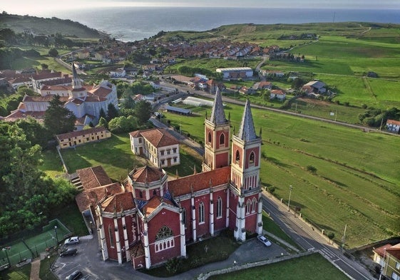 Imagen aérea del pueblo de Cóbreces, en el municipio de Alfoz de Lloredo, muy cercano a la turística Comillas.