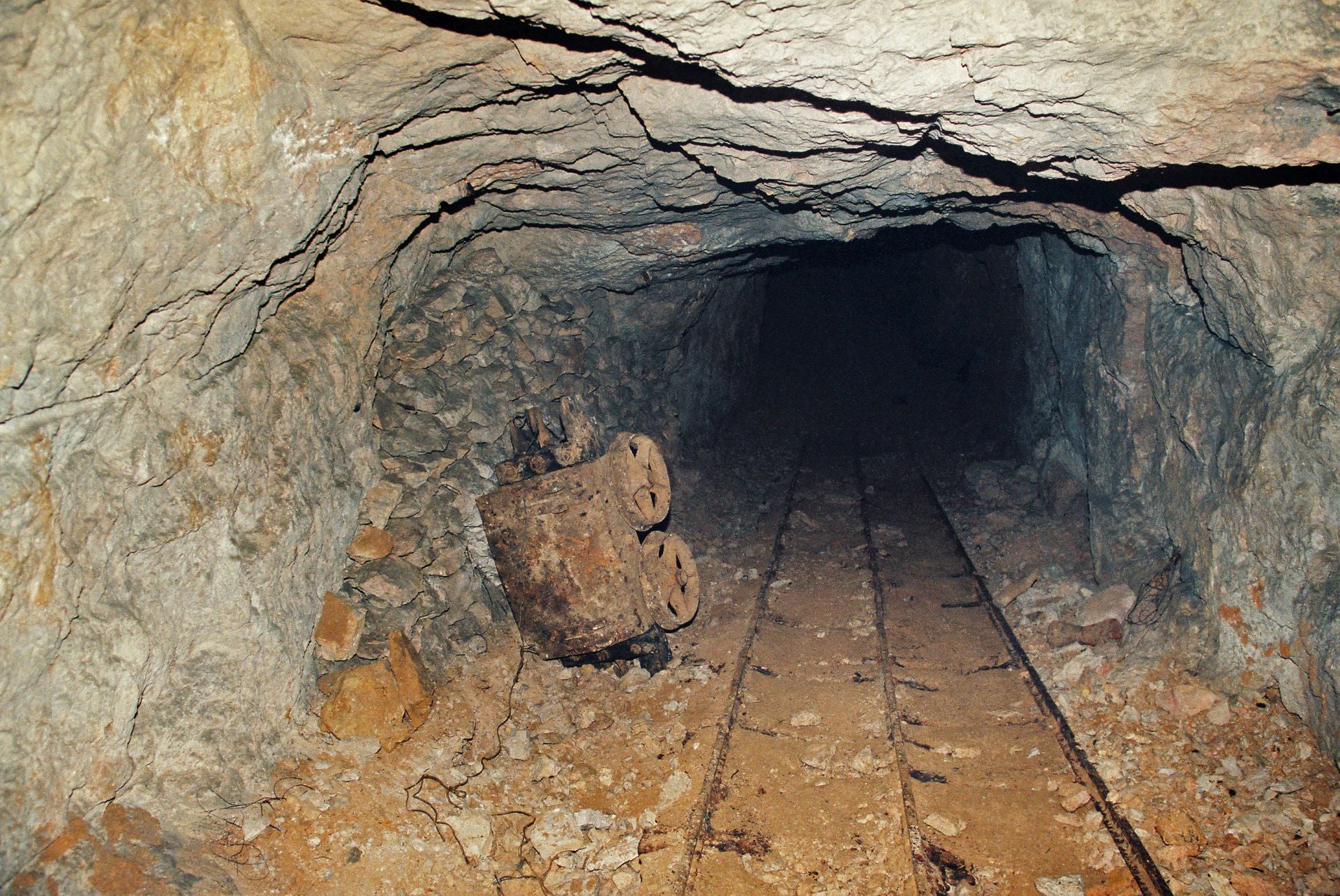 Una de las vagonetas con la que se extraía el mineral, junto a los carriles del tren.