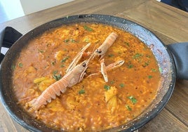 Arroz caldoso con rape y langostinos.