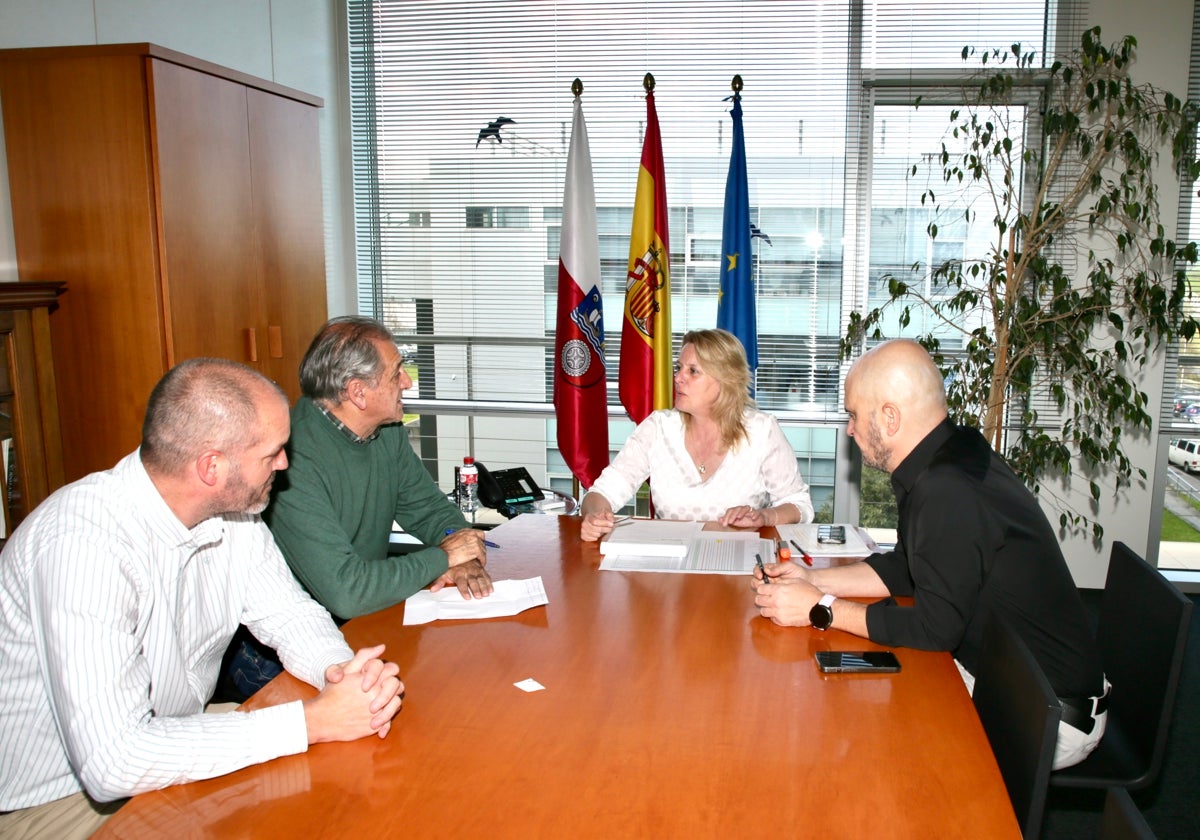 La consejera de Desarrollo Rural, María Jesús Susinos, se reunió con el alcalde de Cillorigo de Liébana, Jesús Cuevas, y con el teniente de alcalde, Luís Sánchez.