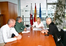 La consejera de Desarrollo Rural, María Jesús Susinos, se reunió con el alcalde de Cillorigo de Liébana, Jesús Cuevas, y con el teniente de alcalde, Luís Sánchez.