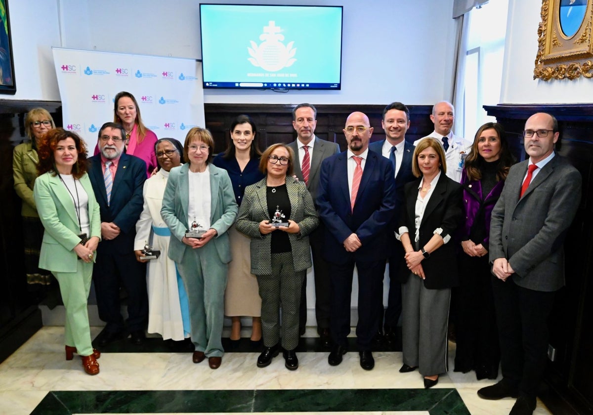 Las homenajeadas, con el resto de autoridades, en el acto celebrado esta mañana en Santa Clotilde.