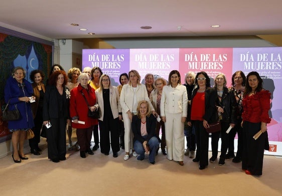 La presidenta de Cantabria, María José Sáenz de Buruaga; la presidenta del Parlamento de Cantabria, María José Revuelta Gónzalez; y las consejeras de Igualdad y Desarrollo Rural, Begoña Gómez del Río y María Jesús Susinos, respectivamente, asisten al acto conmemorativo del Día Internacional de la Mujer, en el Palacio de Festivales de Cantabria