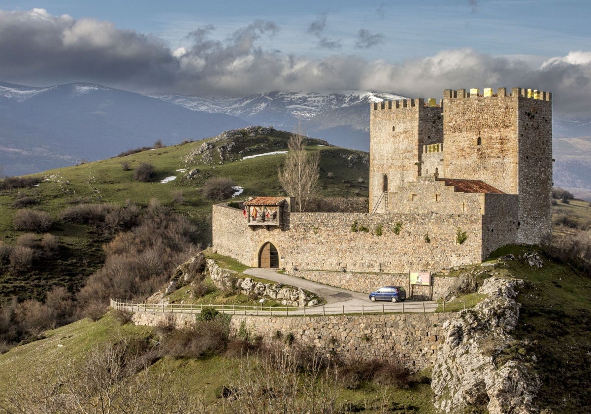 Vista del castillo medieval de Argüeso.